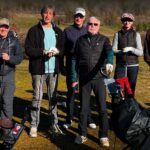 Groupe de golfeurs réunis sur un parcours de golf par une belle journée ensoleillée. Les participants, vêtus de vêtements de sport adaptés, posent ensemble avec des clubs de golf. L'image transmet une ambiance conviviale et décontractée, idéale pour illustrer des activités de loisir en plein air, comme le golf. Les golfeurs affichent des sourires, reflétant l'esprit d'équipe et le plaisir de jouer ensemble. Cette scène est parfaite pour mettre
