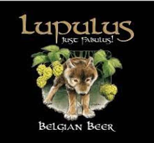 Étiquette de la bière belge Lupulus, présentant un loup au milieu de houblons verts. Le design met en avant le nom "Lupulus" avec le slogan "Just Fabulous!" en haut. La composition évoque la qualité artisanale et l'authenticité de cette bière, attirant les amateurs de bières spéciales.